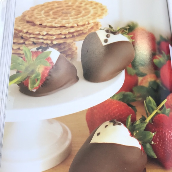 Cooking Italian with the Cake Boss Cookbook Buddy Valastro. - Picture 9 of 16